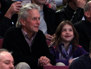 Em família: Michael Douglas leva a filha a jogo de <i>hockey</i>