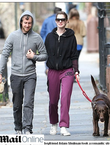 Despojada: Anne Hathaway passeia com o namorado
