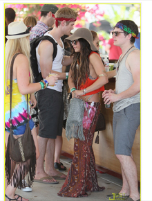 <i>Coachella</i>: Vanessa Hudgens curte com suposto <i>affair</i>