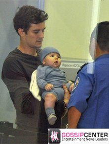 Flagra: Orlando Bloom é visto em aeroporto com o filho