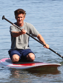 Exercício: Sean Penn rema em cima de prancha