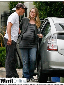 Gravidíssima: Alicia Silverstone visita Alanis Morissette