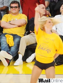 <i>Cheerleader</i>: Jack Black se distrai em jogo de basquete