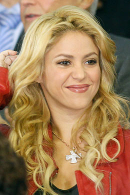 É o amor: Shakira assiste a jogo do namorado
