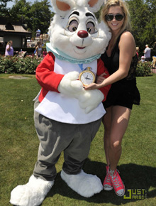 <i>Disney</i>: Ke$ha posa ao lado do Coelho Branco
