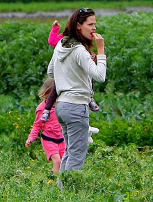 Horta: Jennifer Garner colhe vegetais com as filhas