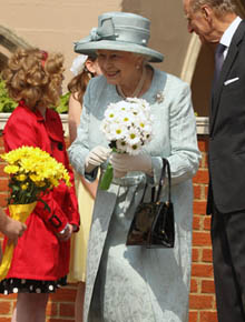 Sem os noivos: Rainha Elizabeth participa de missa