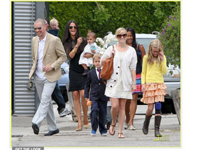 Igreja: Reese Witherspoon vai com filhos e marido