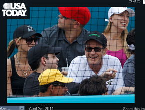 <i>Relax</i>: Charlie Sheen curte partida de beisebol