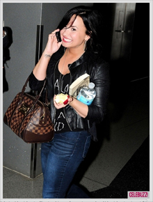 Recuperada: Demi Lovato é flagrada em aeroporto