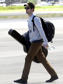Canadá: Robert Pattinson carrega violão no aeroporto