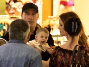 Voltinha: John Travolta e esposa levam filho em passeio