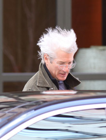 Descabelou: Vento bagunça cabelo de Richard Gere