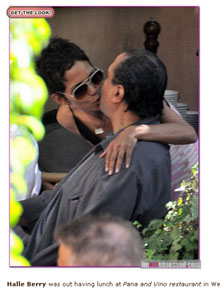 Na boca?: Halle Berry cumprimenta amigo em restaurante