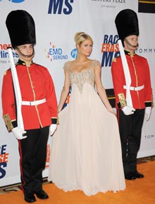 Mentirinha: Paris Hilton posa com <i>guardas reais</i>