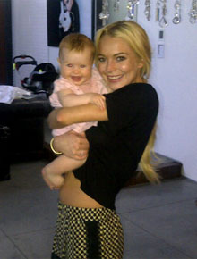 Mimo: Lindsay Lohan posa com bebê
