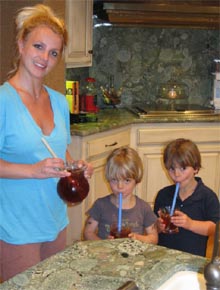 Momento mãe: Britney Spears prepara chá para filhos