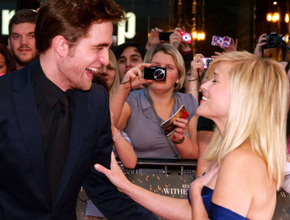 Risos: Robert Pattinson e Reese Witherspoon conversam