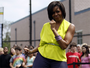 Beyoncé?: Michelle Obama mostra ginga em escola