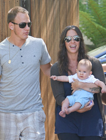 Saidinha: Alanis Morissette mostro rostinho do filho