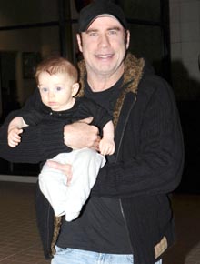 Paizão: John Travolta mima filho em saída de restaurante