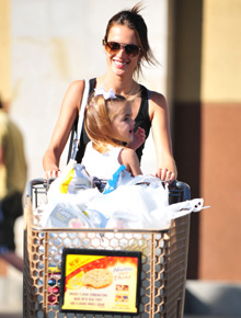 Mercado: Alessandra Ambrósio empurra filha no carrinho