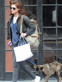 Bear: Kristen Stewart passeia com cão de Pattinson