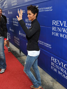 Boa causa: Halle Berry participa de evento