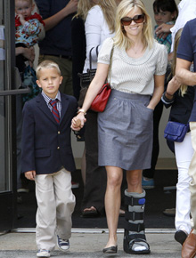 Ai!: Reese Witherspoon exibe pé machucado