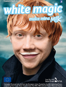 Campanha: Rupert Grint posa com bigodinho de leite