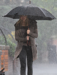 <i>Homem-Aranha</i>: Emma Stone chora na chuva