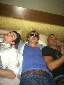 Zzz: Chris Colfer cochila com colegas de elenco