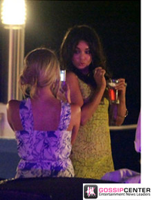 Noite: Vanessa Hudgens se diverte em Cannes