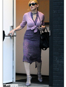 Solteira?: Madonna se arruma e sai de vestido lilás