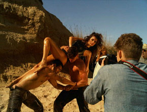 <i>Hein</i>?: Isabeli Fontana é carregada em ensaio