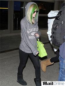 Aeroporto: Avril Lavigne é vista com cabelo verde