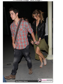 Namoro?: Nick Jonas aparece de mãos dadas