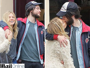 A fila andou: Beijo comprova novo <i>affair</i> de Sienna Miller
