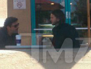 <i>Half Men</i>: Ashton Kutcher toma café com criador
