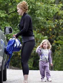 Mãe e filha: Nicole Kidman leva Sunday à escola