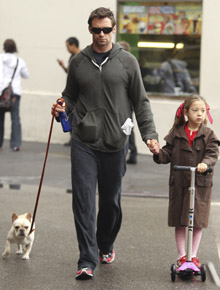 NY: Hugh Jackman passeia com filha e cachorro