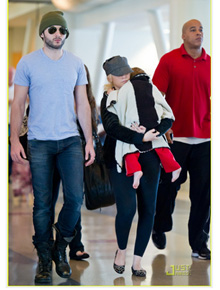 Mamãe: Christina Aguilera carrega filho no colo