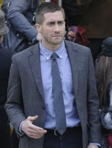 Flerte?: Jake Gyllenhaal vai a bar acompanhado