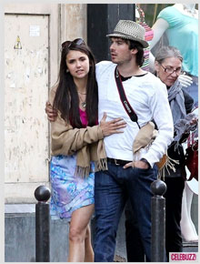 Paris: Ian Somerhalder e Nina Bobrev se abraçam