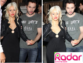 Noitada: Christina Aguilera deixa balada com ajuda
