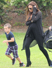<i>Fashion</i>: Victoria Beckham joga futebol com o filho