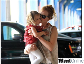 Colinho: Nicole Kidman passeia com a filha