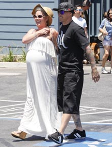 Mamãe: Perto de dar à luz, P!nk passeia com o marido