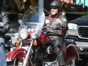 Feriado: Arnold Schwarzenegger anda de moto