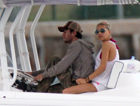 Miami: Anna Kournikova e Enrique Iglesias navegam